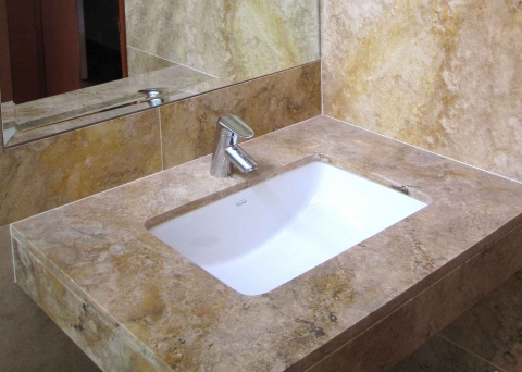 CARAMEL BATHROOM TRAVERTINE