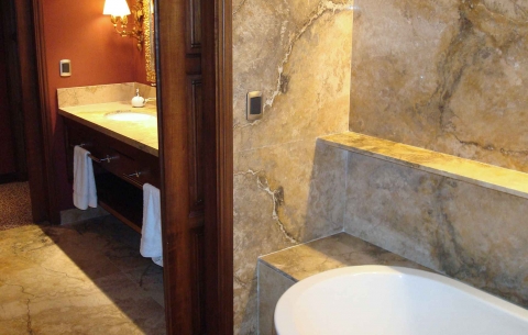 CARAMEL BATHROOM TRAVERTINE