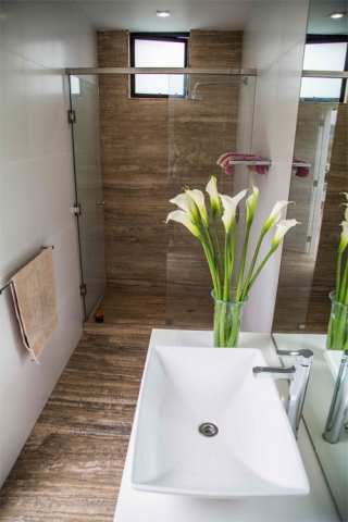 BROWNIE BATHROOM TRAVERTINE